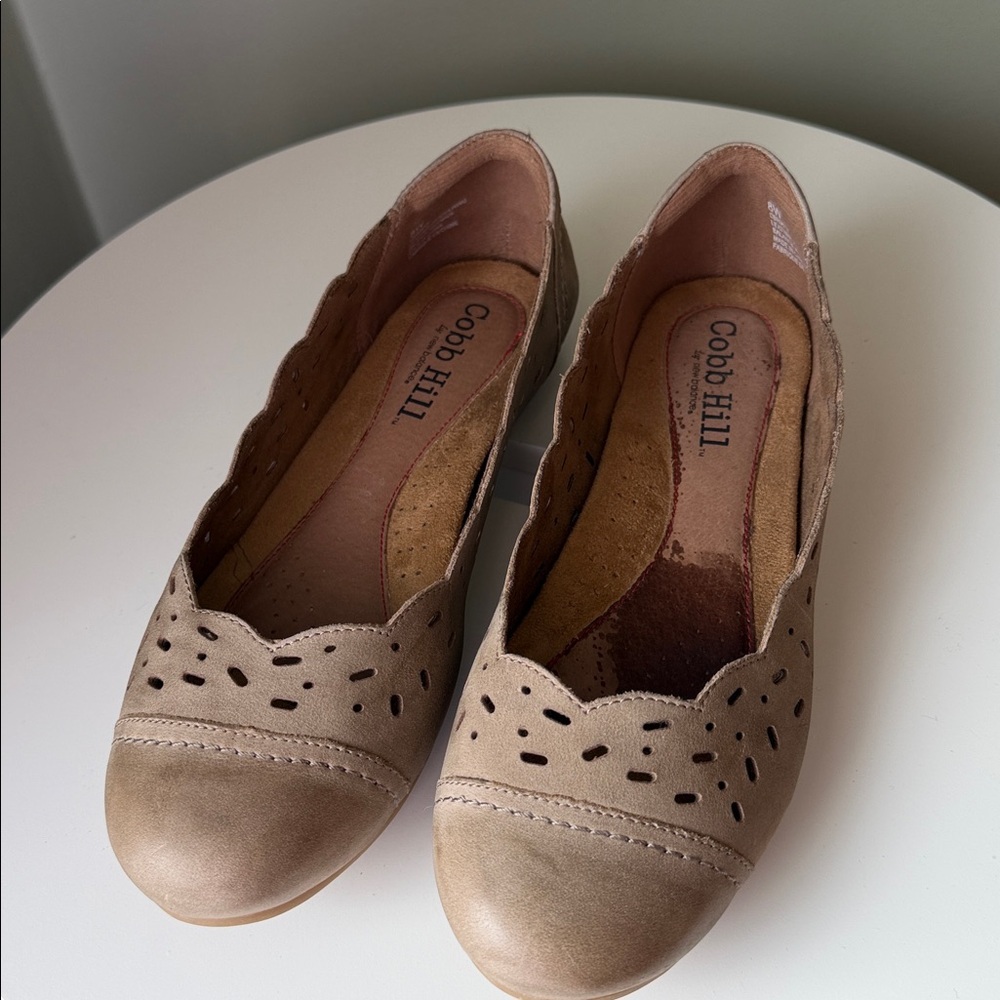 Cobb Hill Leather Suede ballet flats laser-cut detailing Tan Cushioned 8 WIDE - Picture 5 of 15